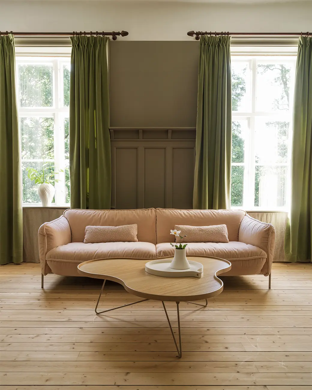 Swedese, en symbol för skandinavisk design, känd för ikoniska möbler som Lamino och Tree